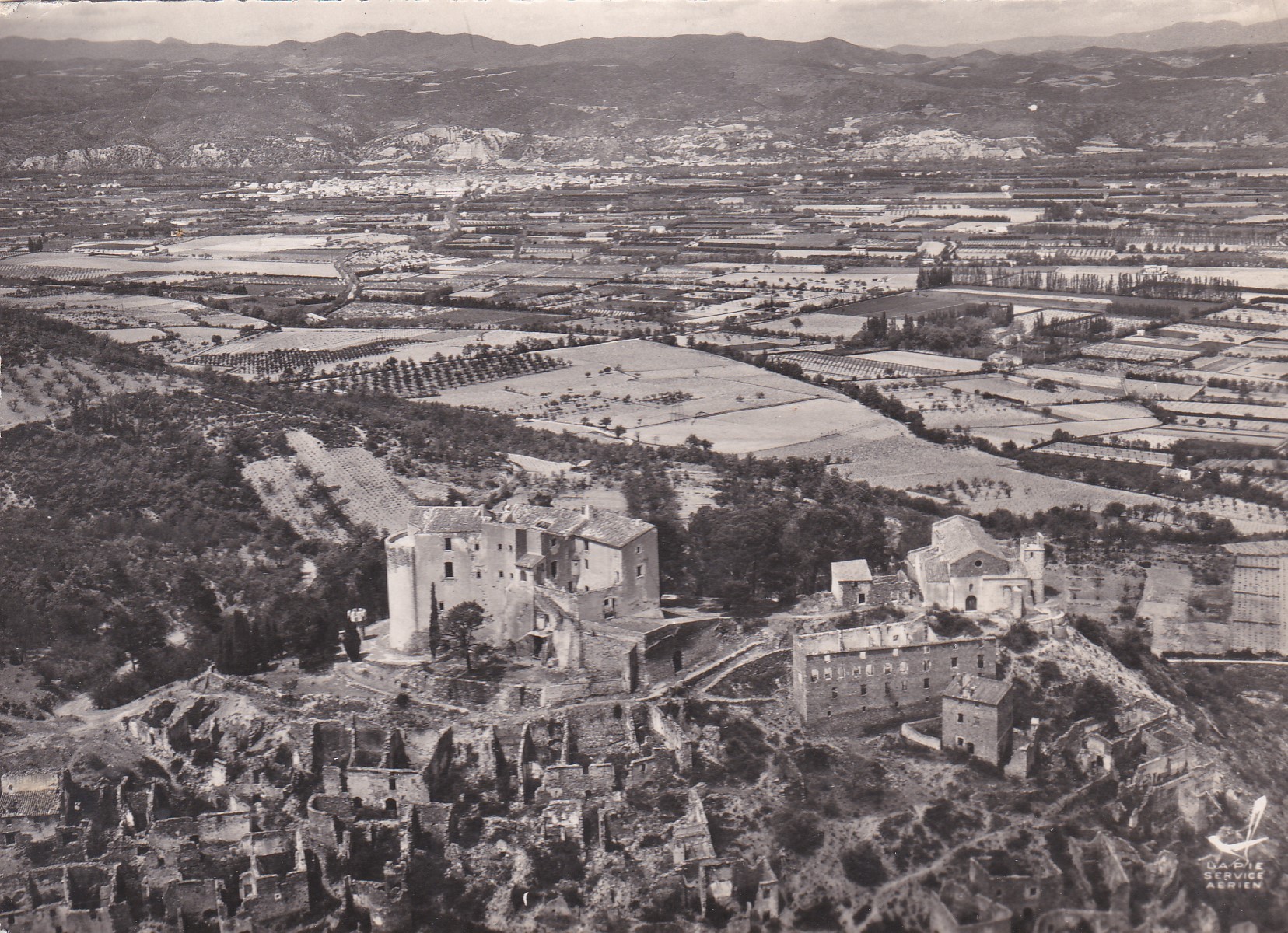 Château et village ruiné vus d'avion