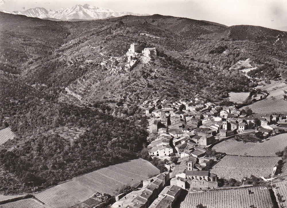 Le village et le château. Vue d'avion (postée en 1968)