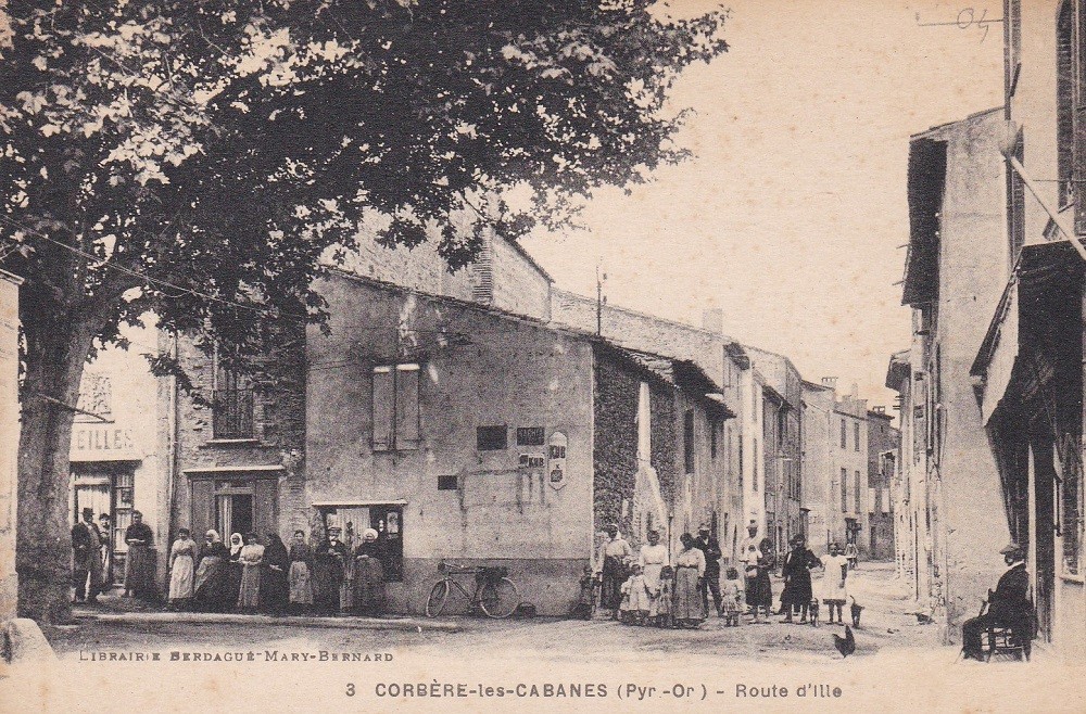 Corbère les Cabanes-La place ( postée en 1928 )