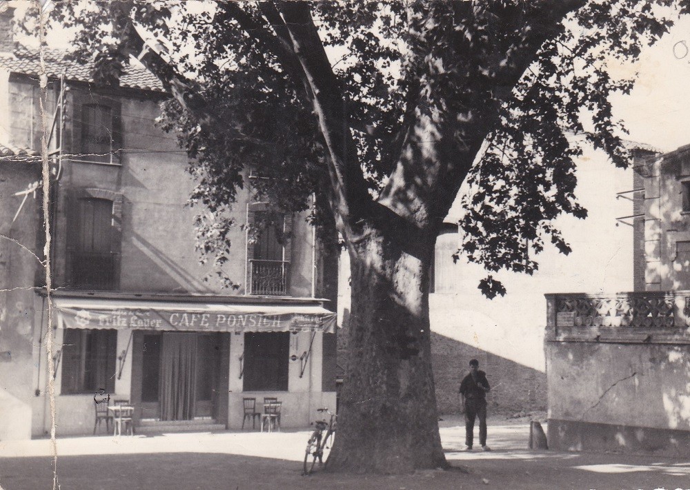 Corbère les Cabanes-La place et le café 