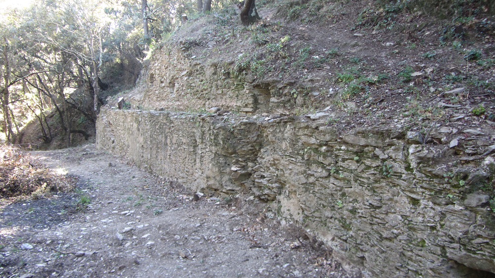 Restes du pignon en appui sur la colline