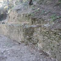 Restes du pignon en appui sur la colline
