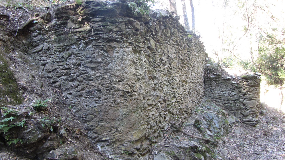 Dans le lit de la Coume, le mur de soutènement