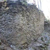 Dans le lit de la Coume, le mur de soutènement