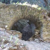La partie voûtée sur la droite du mur de soutènement