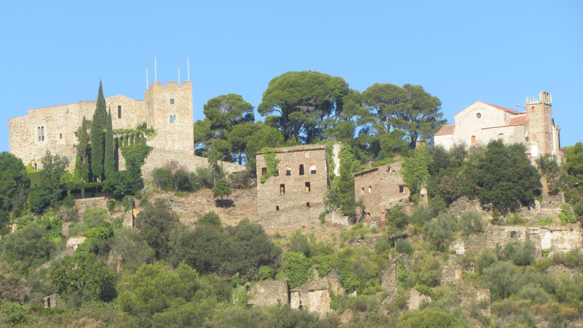 Le château de Corbère et son village ruiné