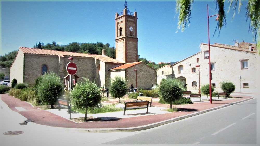 L'église et le nouvel aménagement à l'entrée du village